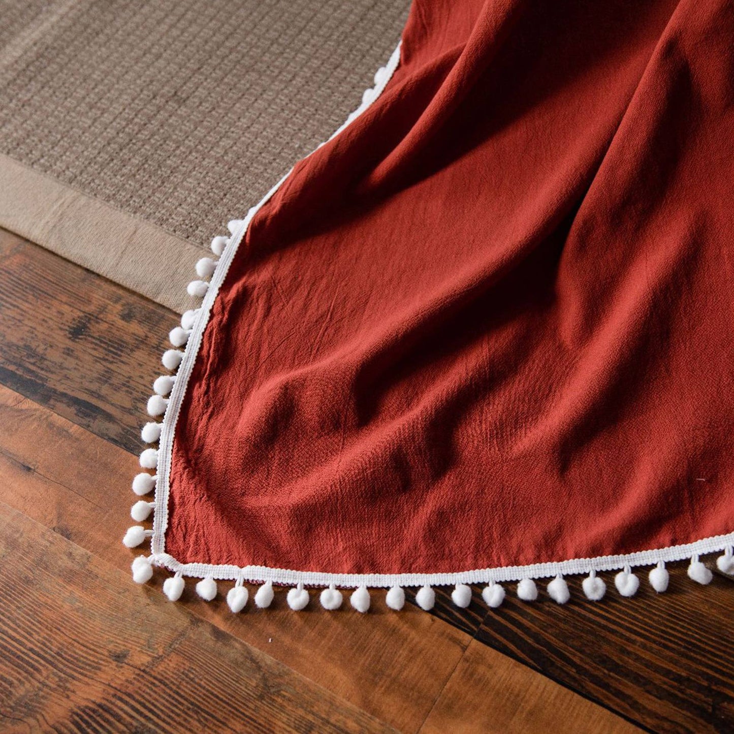 TASSEL DETAILED COZY TABLECLOTH