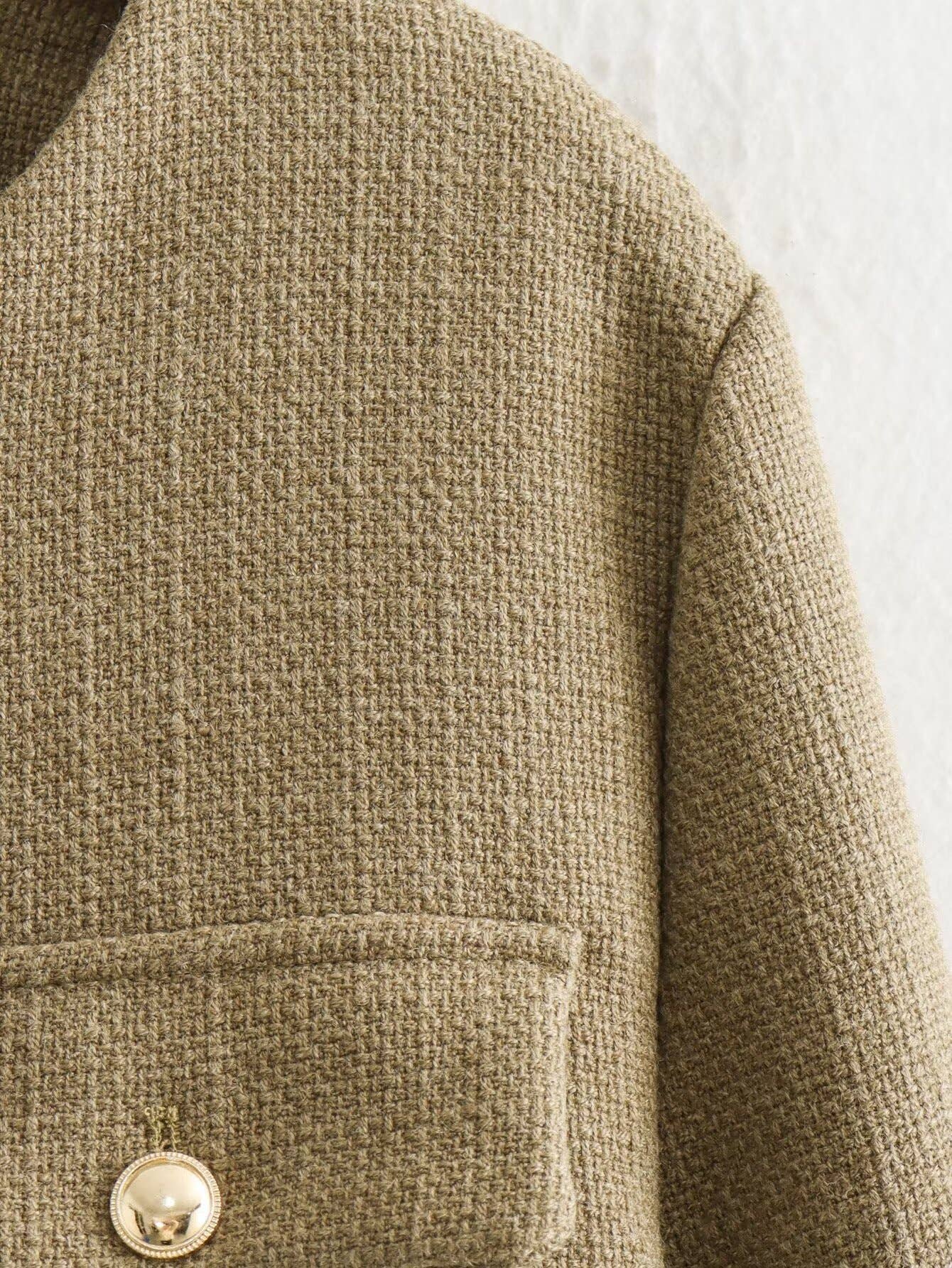 Round neck, loose golden buttons Short jacket