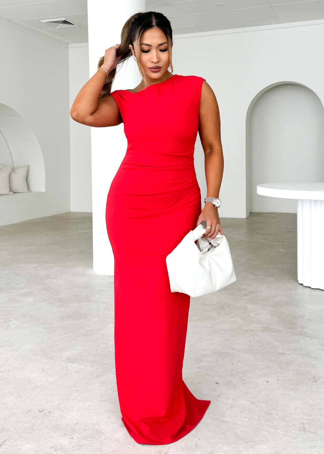 Sleeveless sheath dress with slit pleat back