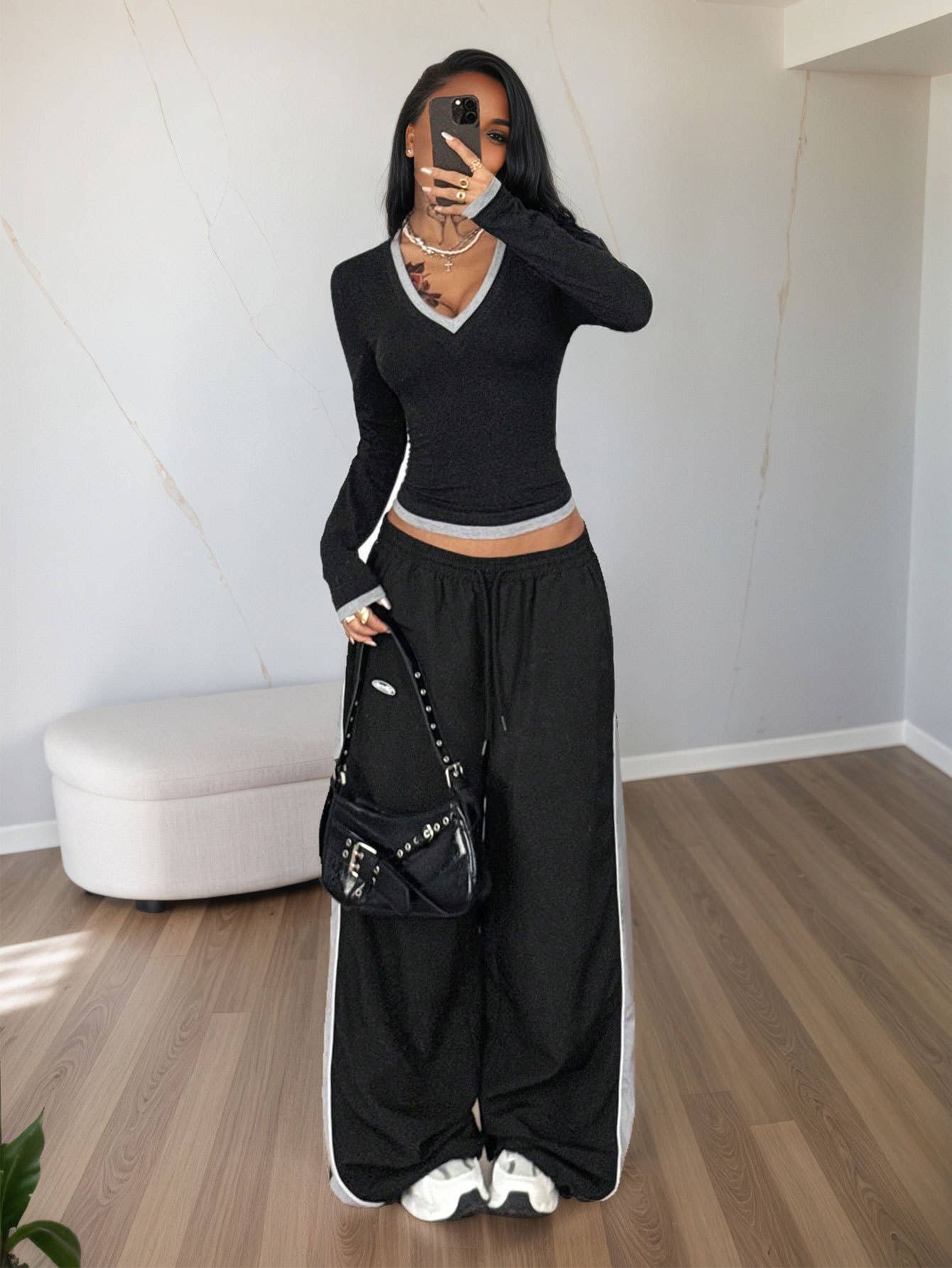 V-neck fit long-sleeved color-blocking T-shirt