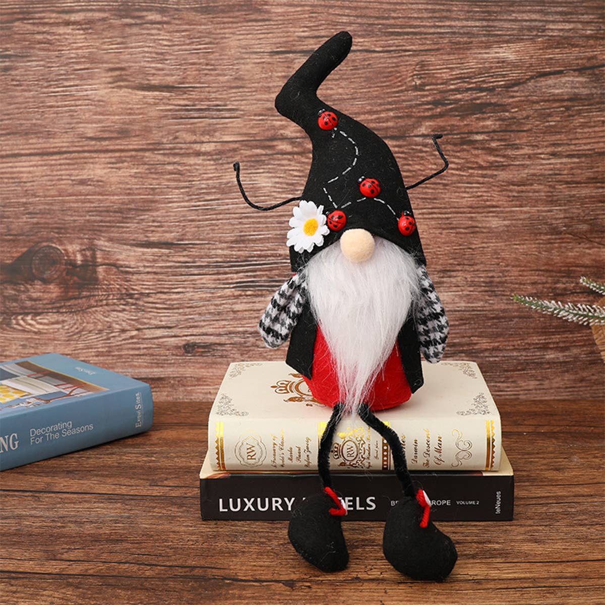 CWMM9479_BEE DAY BLACK HAT RUDOLPH DOLL ORNAMENT