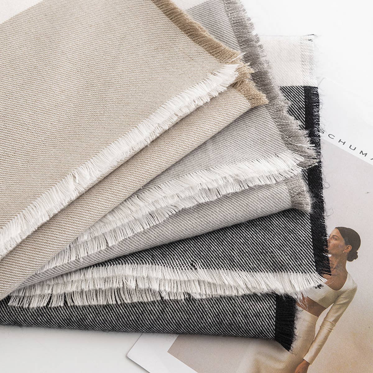 FASHIONABLE MID-LENGTH TWILL SCARF