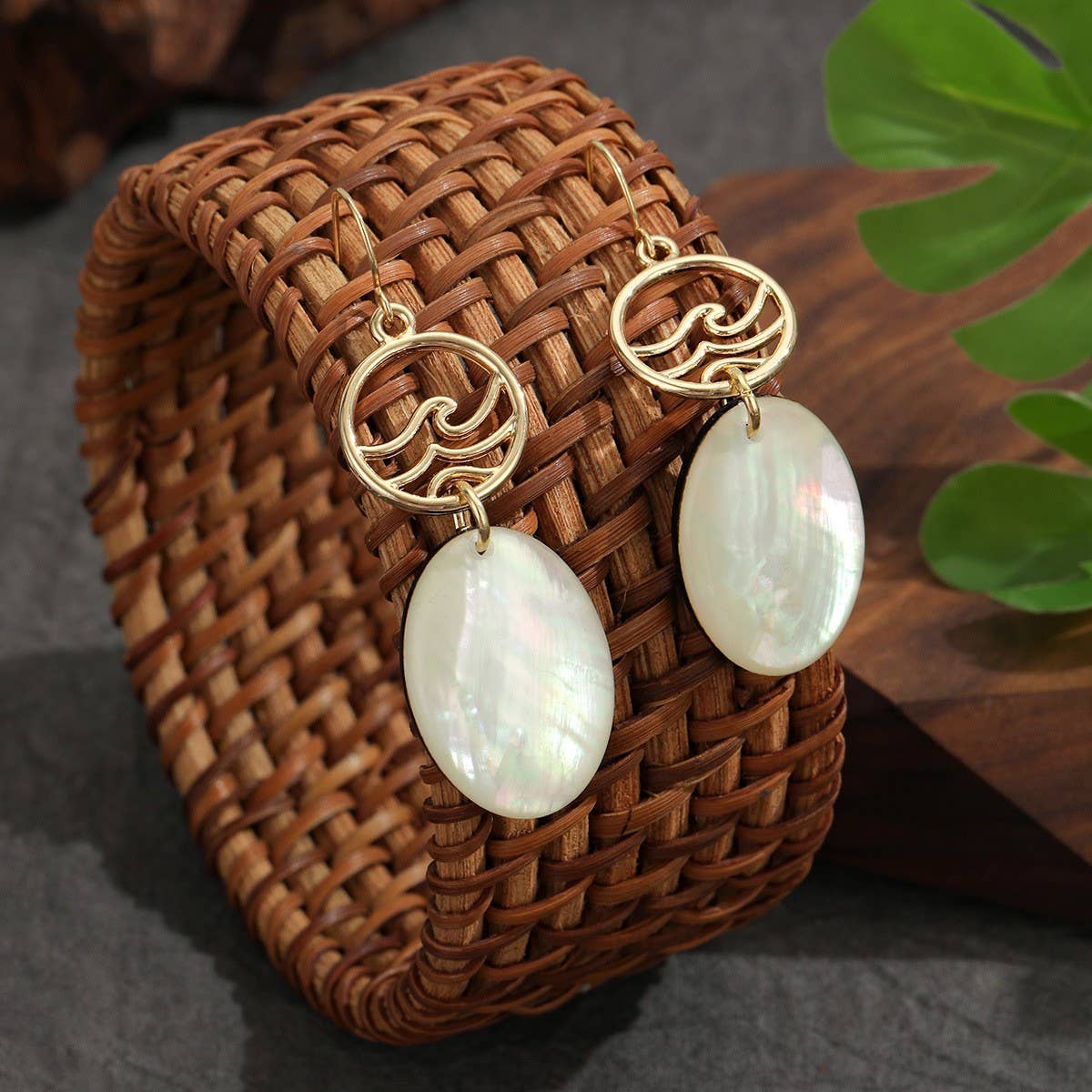 TEARDROP-SHAPED WHITE SHELL TASSEL EARRINGS