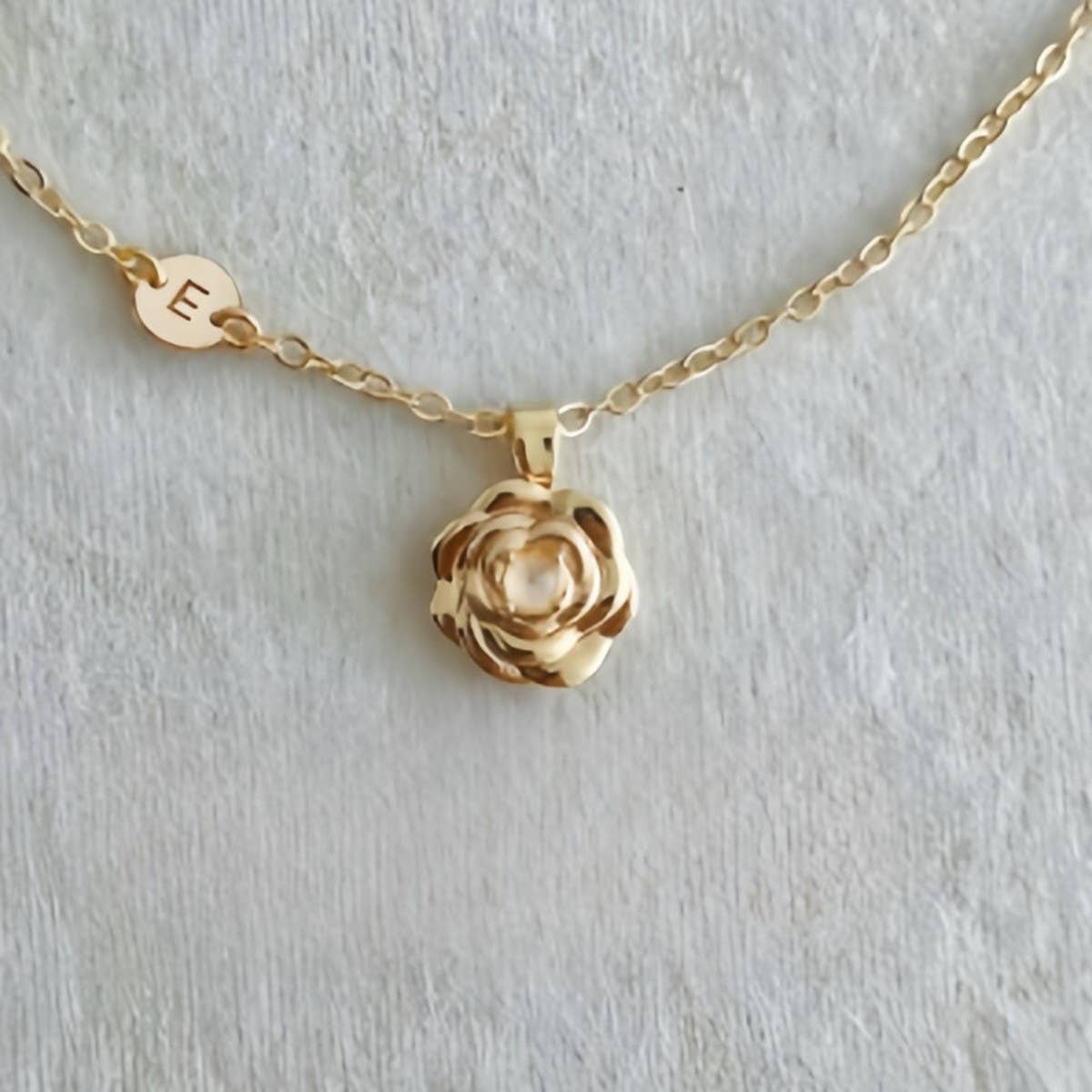 DECEMBER FLOWER ROTATING FLOWER LUCKY NECKLACE
