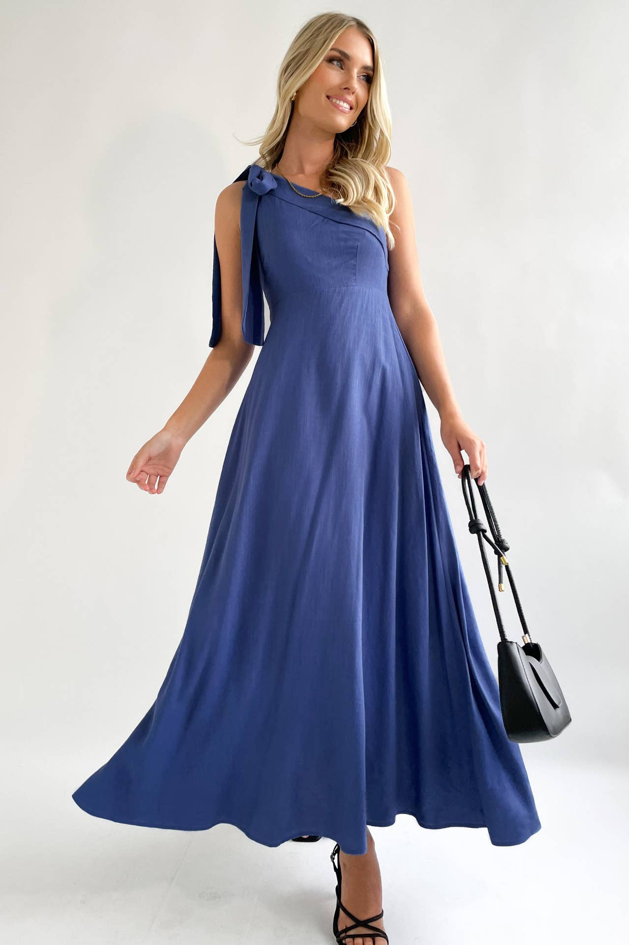 One-shoulder dress with sloping neck