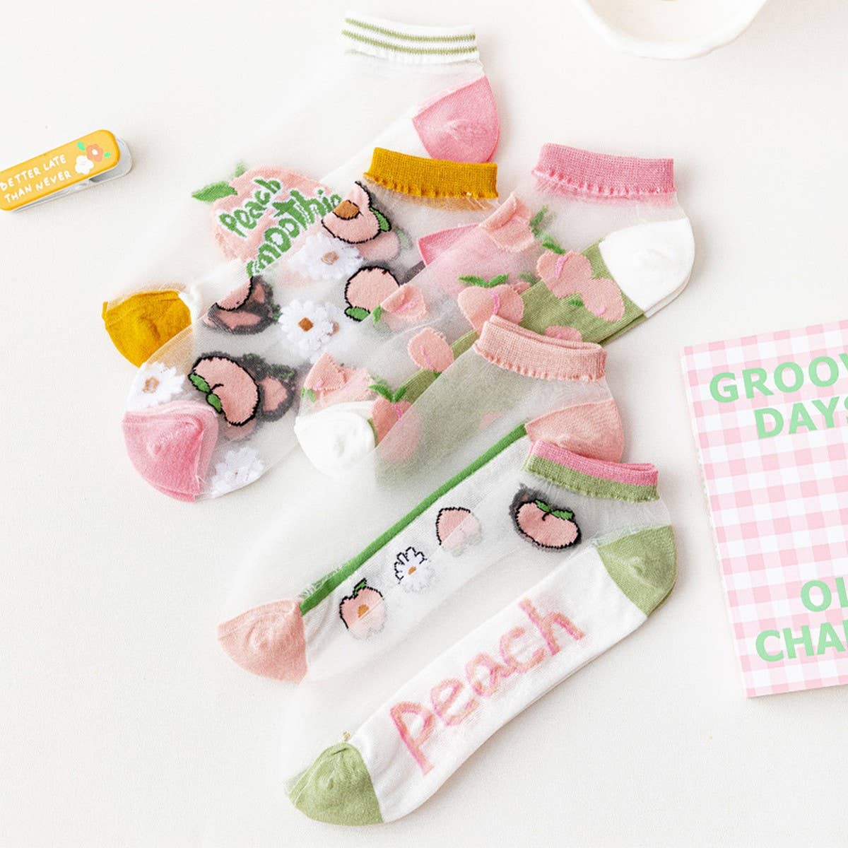 PEACH PRINT SHORT COLORED TRANSPARENT SOCKS_CWMS0400