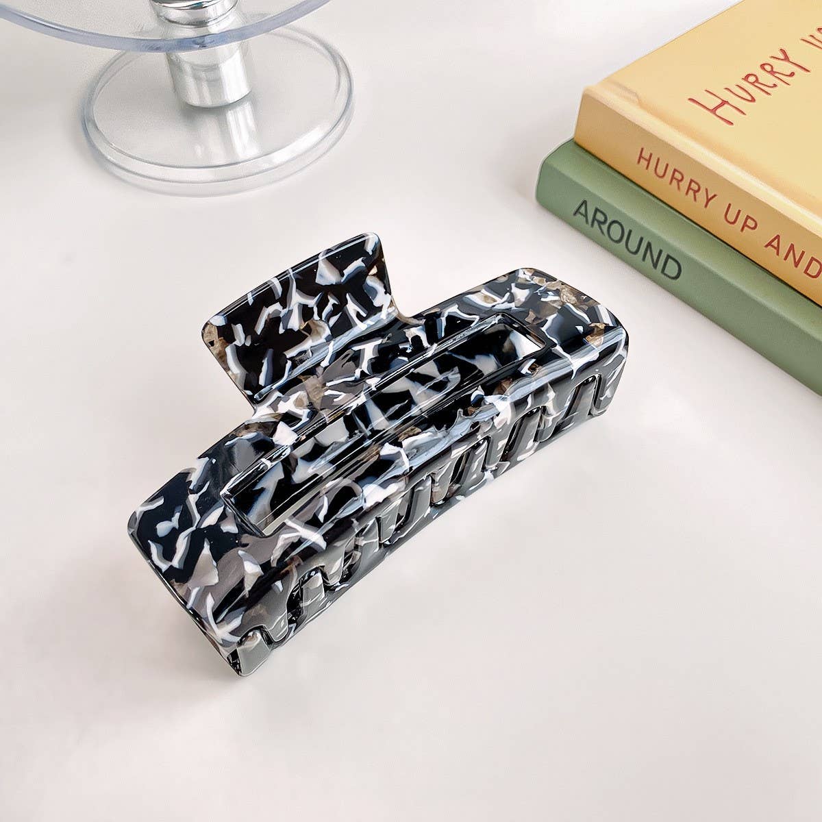 Retro and high-end acetate leopard hair clippers