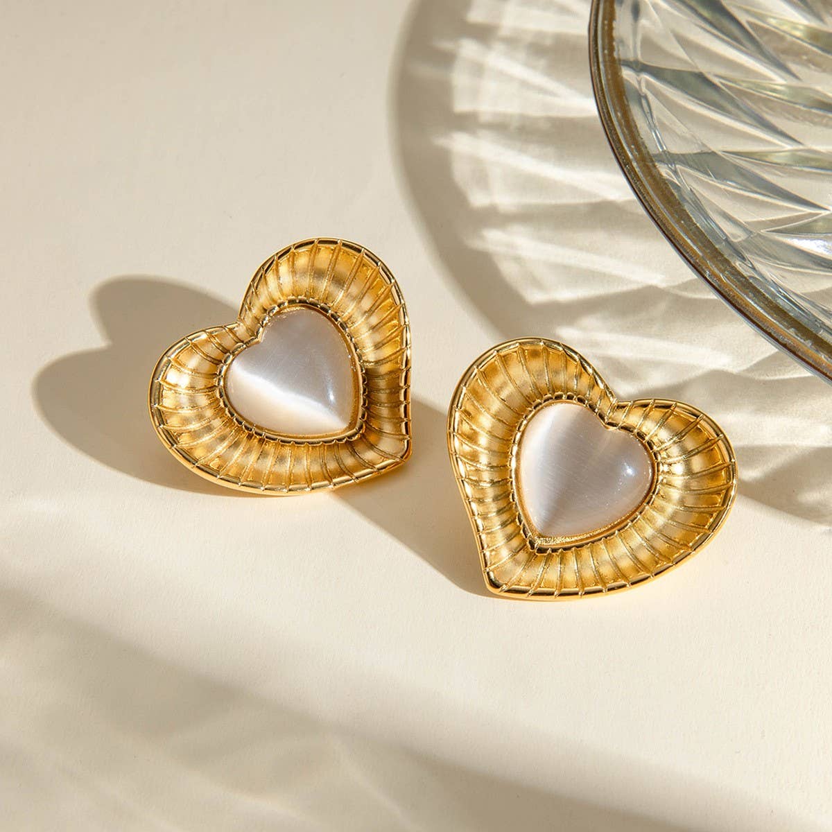 SIMPLE HEART RADIAL WHITE CAT'S EYE EARRINGS_CWAJE1802