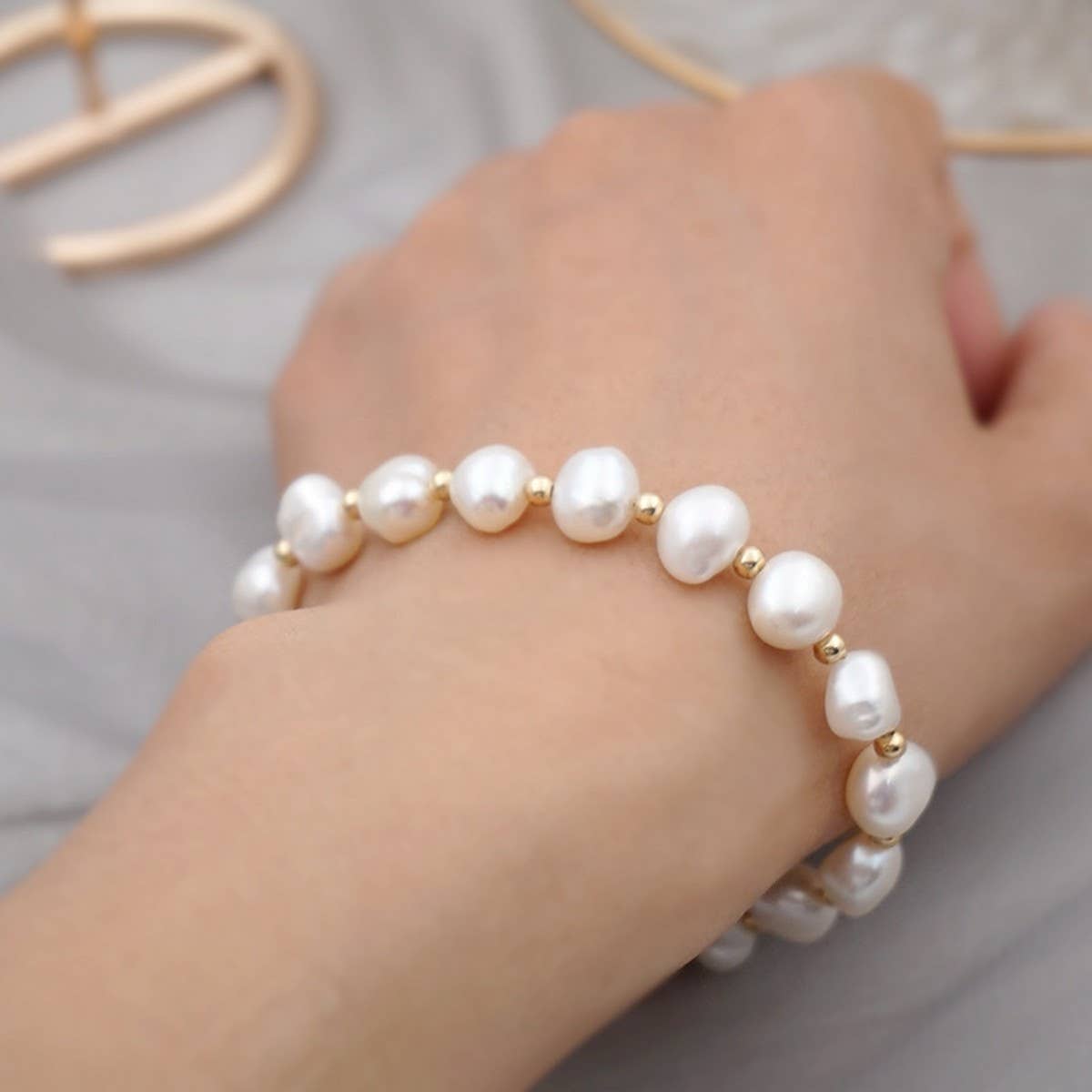 ELEGANT AND COOL PEARL BRACELET