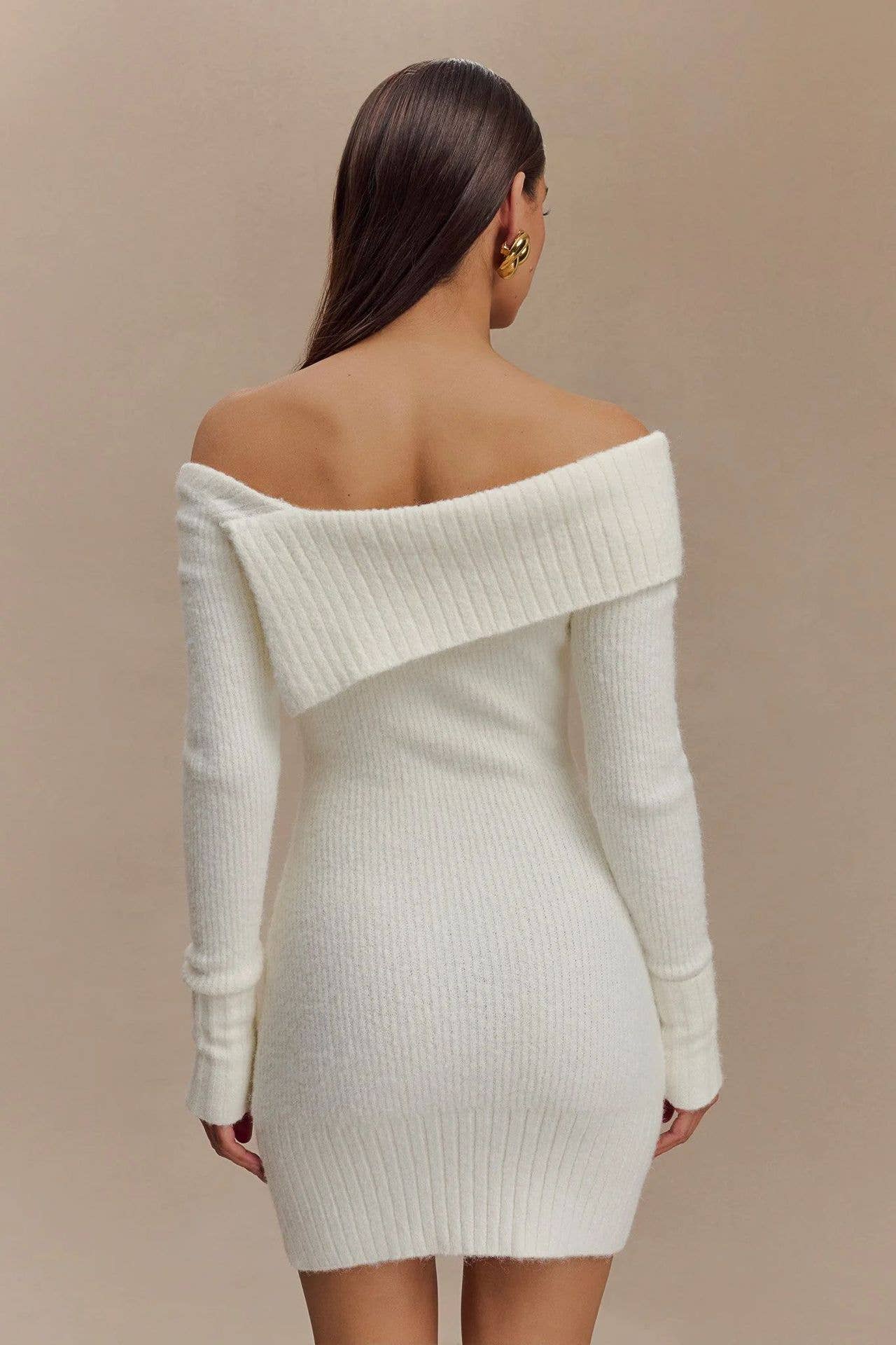 Off-the-shoulder long-sleeved body-hugging dress