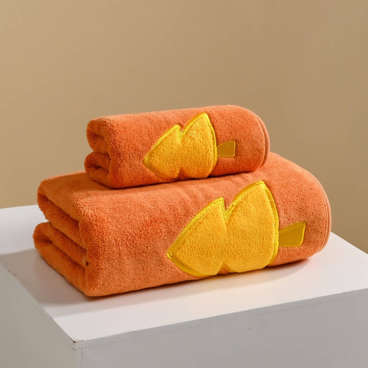 EMBROIDERED CORAL FLEECE ABSORBENT BATH TOWEL