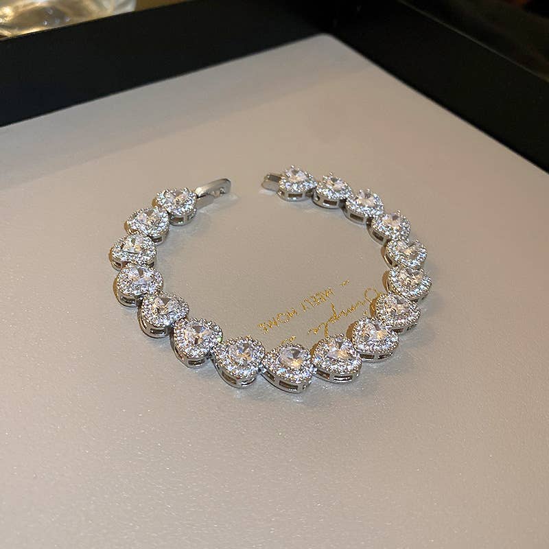 Luxurious heart-shaped zircon bracelet