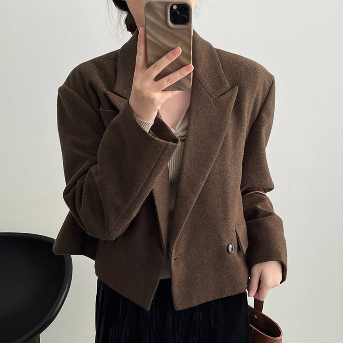 The foreign style goes with a short woolen coat