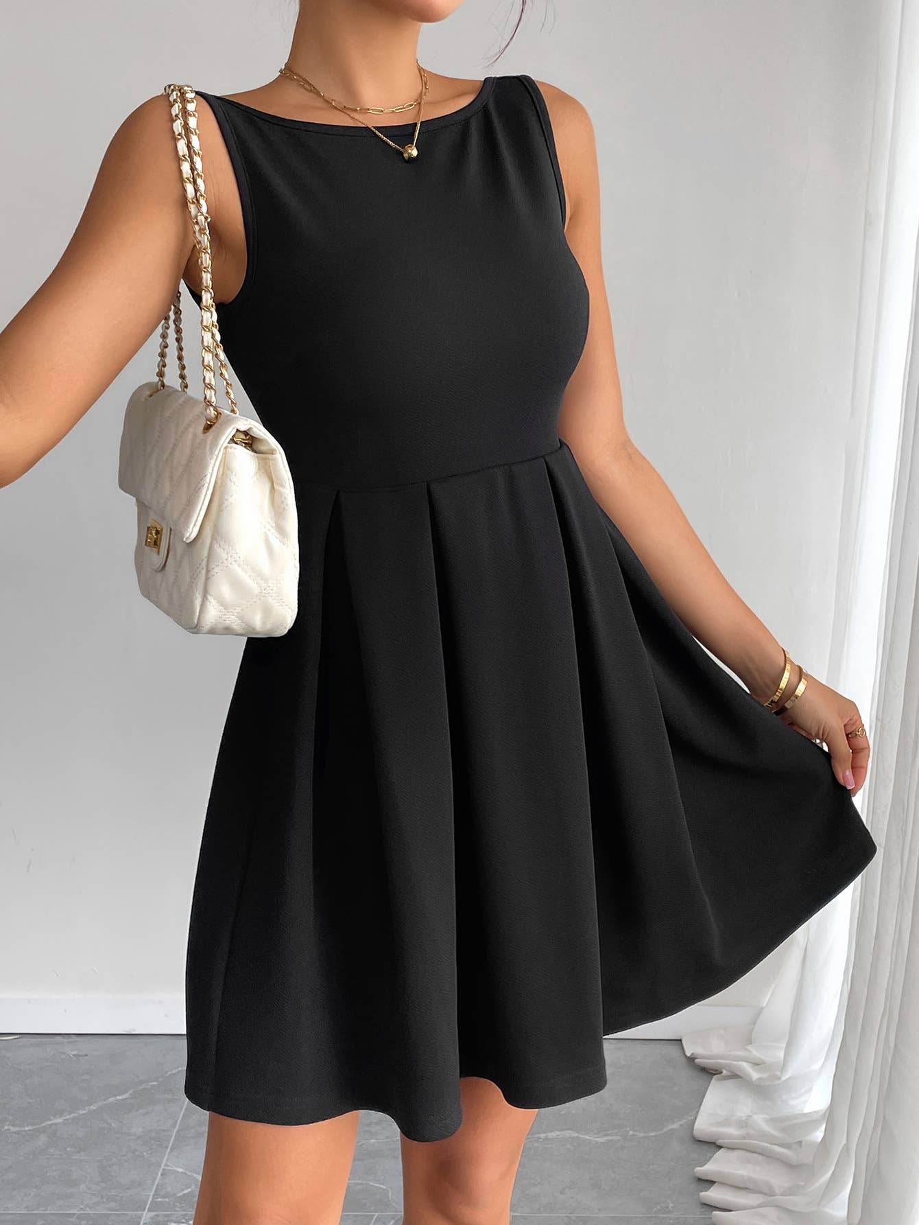 Backless high-waisted short solid-color dress
