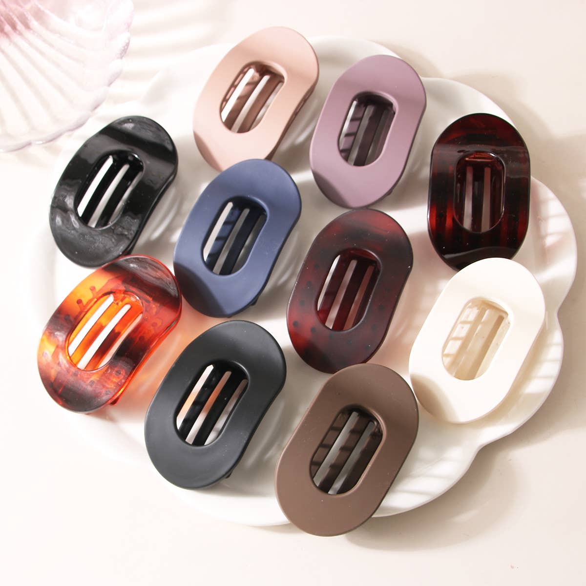 The flat oval hairpin has strong grip