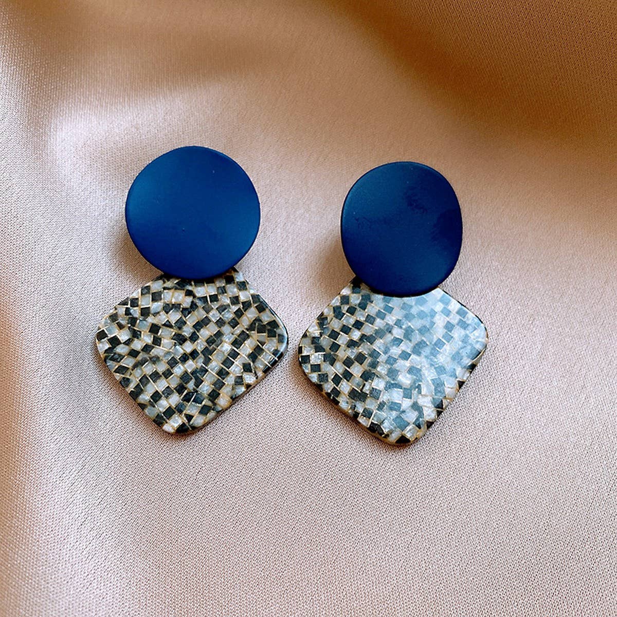 SIMPLE DIAMOND BLACK AND WHITE CHECK EARRINGS_CWAJE2472