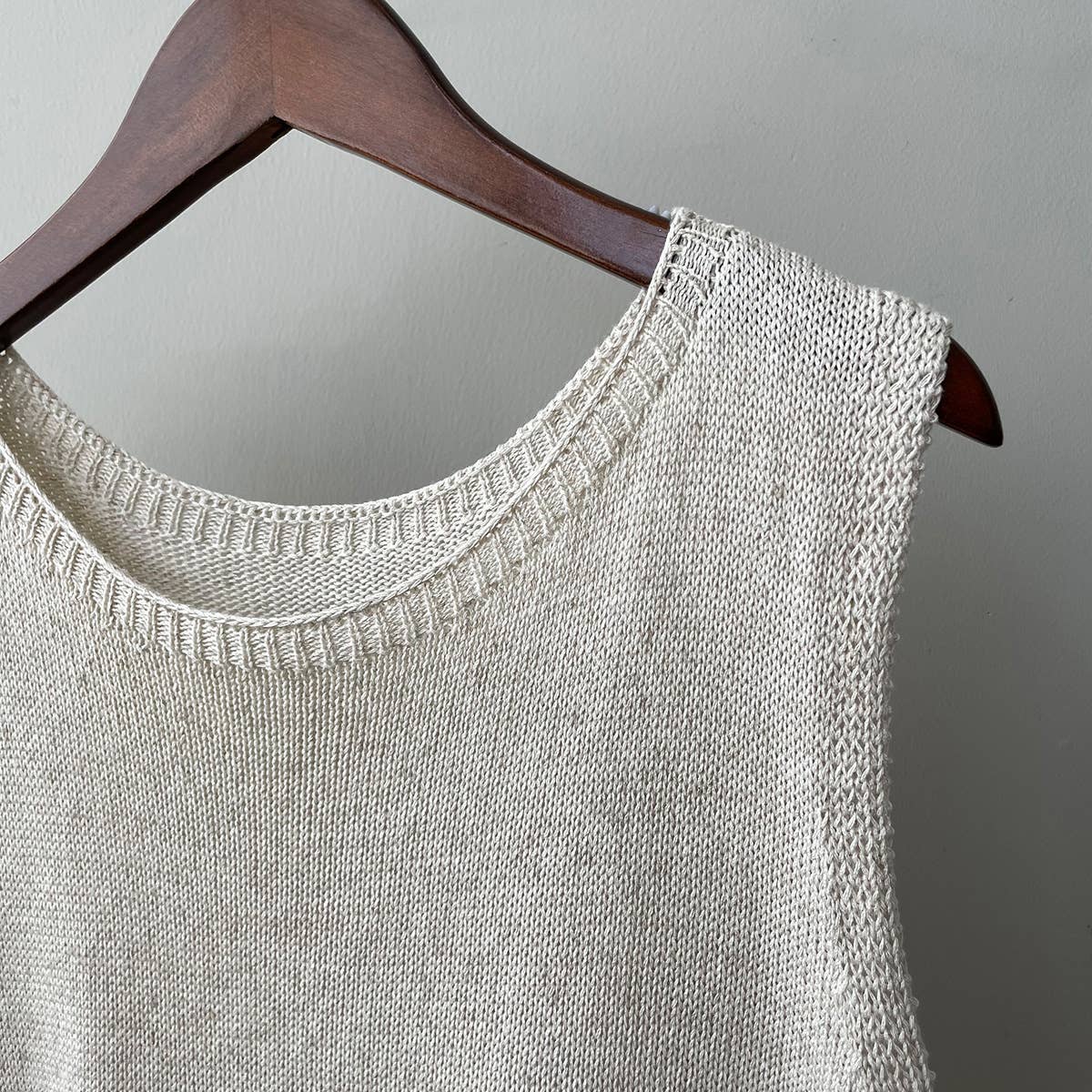 SIMPLE SOLID COLOR U-NECK KNIT VEST