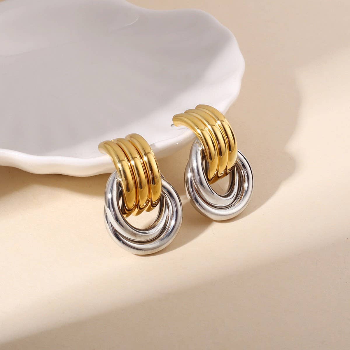 WOMEN'S VERSATILE METAL ELEGANT HOOP EARRINGS