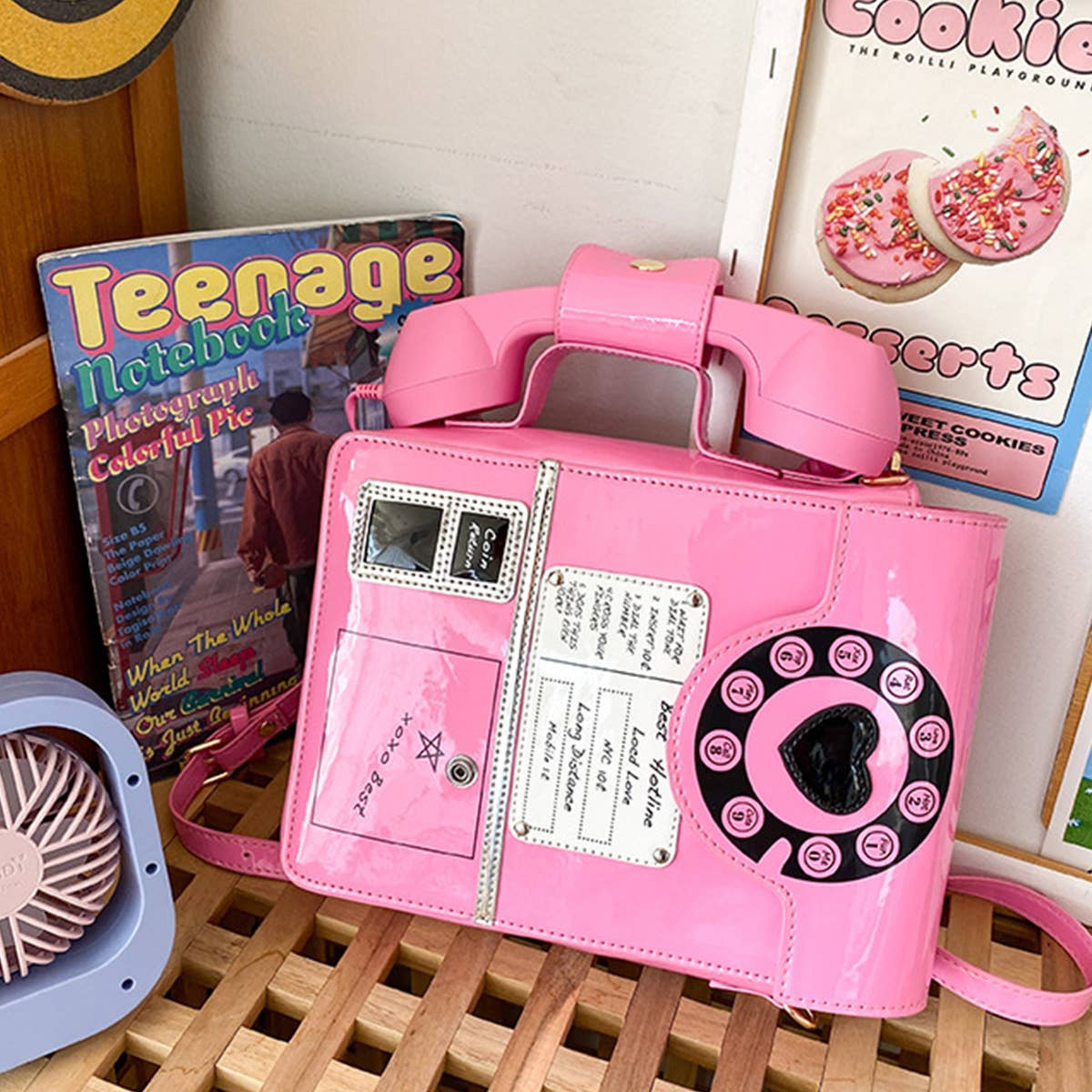 TELEPHONE-SHAPED MESSENGER BAG_CWAB0992