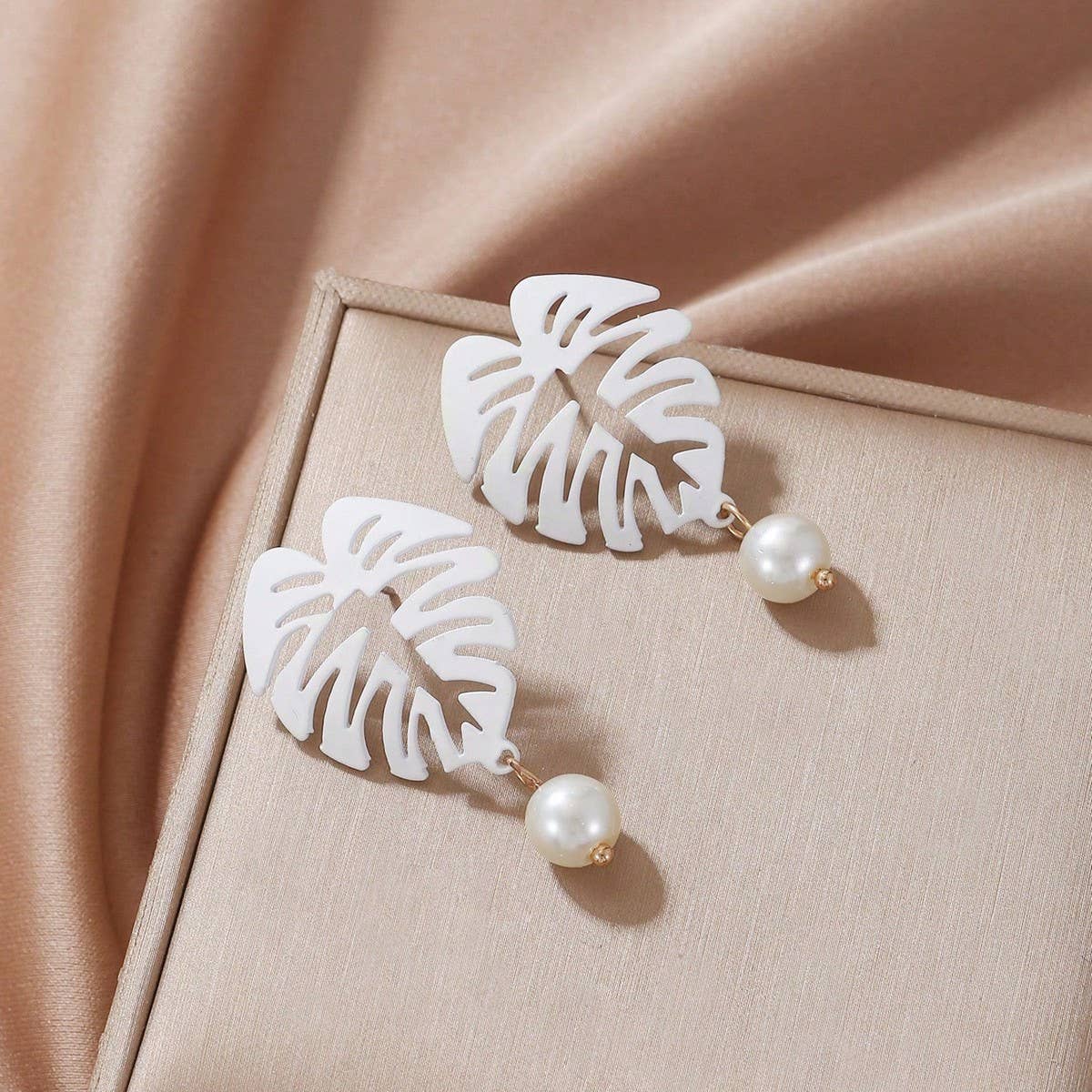 WHITE HOLLOW LEAF PEARL EARRINGS