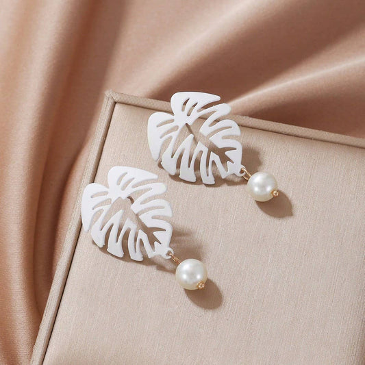 WHITE HOLLOW LEAF PEARL EARRINGS
