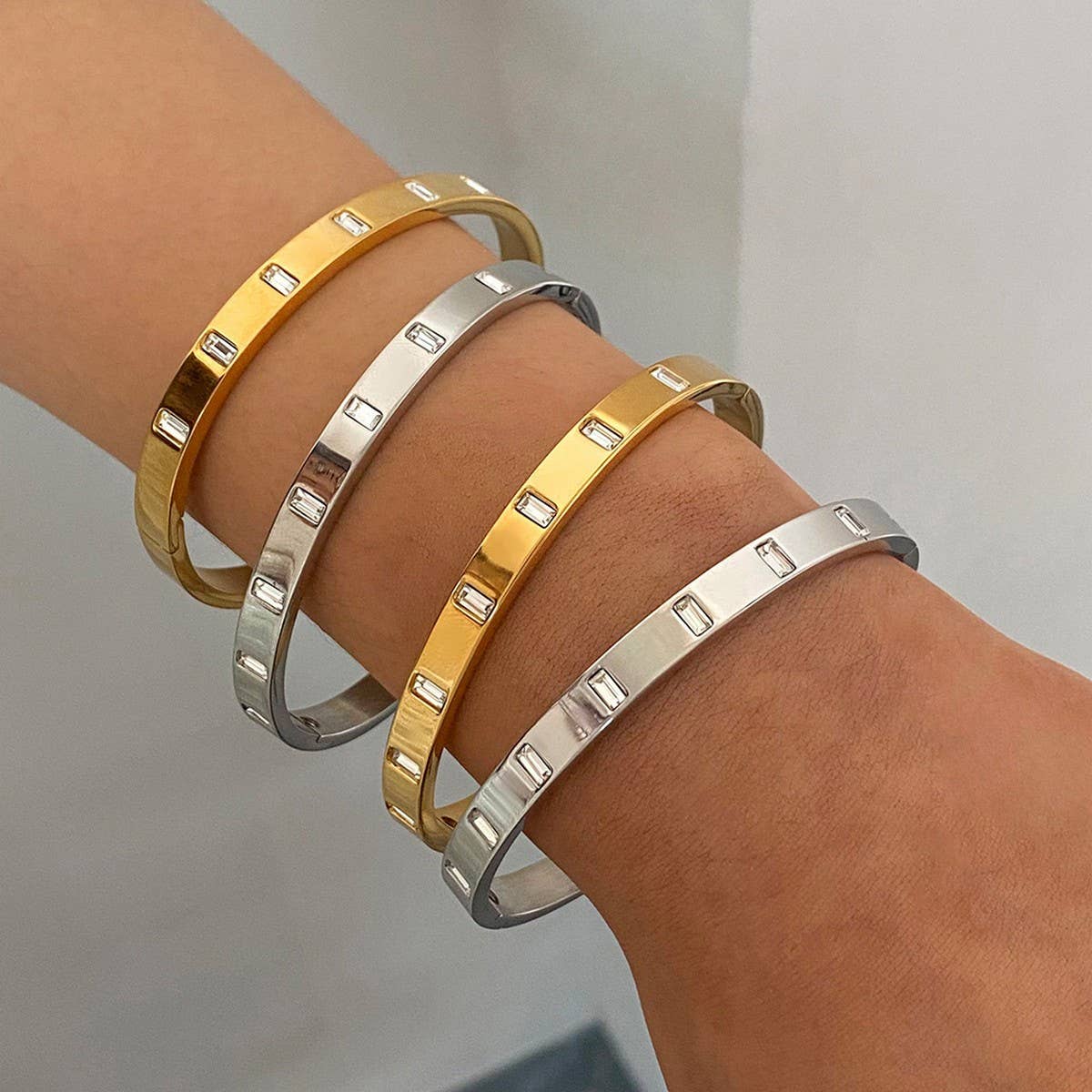 Zircon Clasp Bangle in Stainless Titanium Steel_CWAJE4875