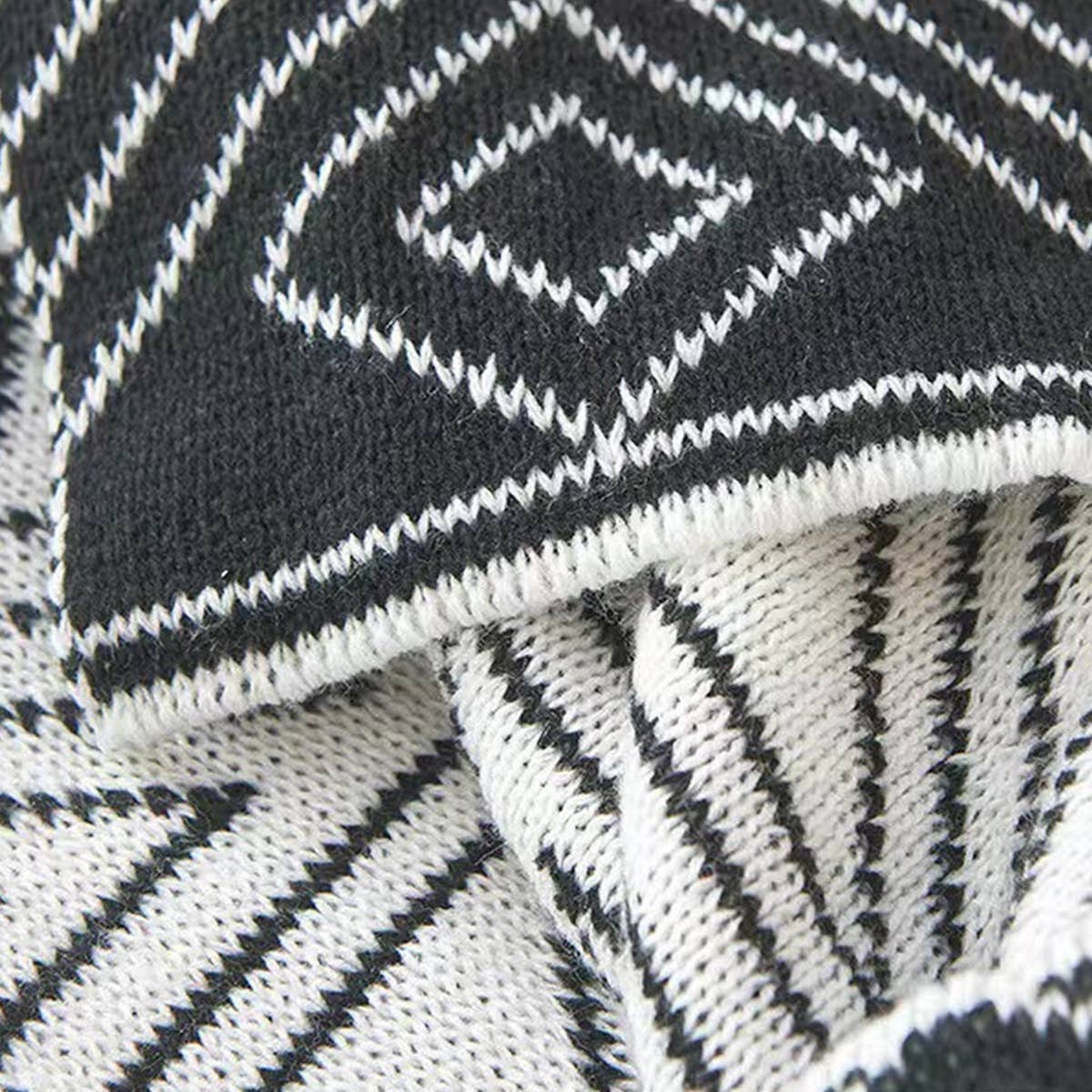 CASUAL BLACK AND WHITE KNITTED BLANKET_CWMM0417