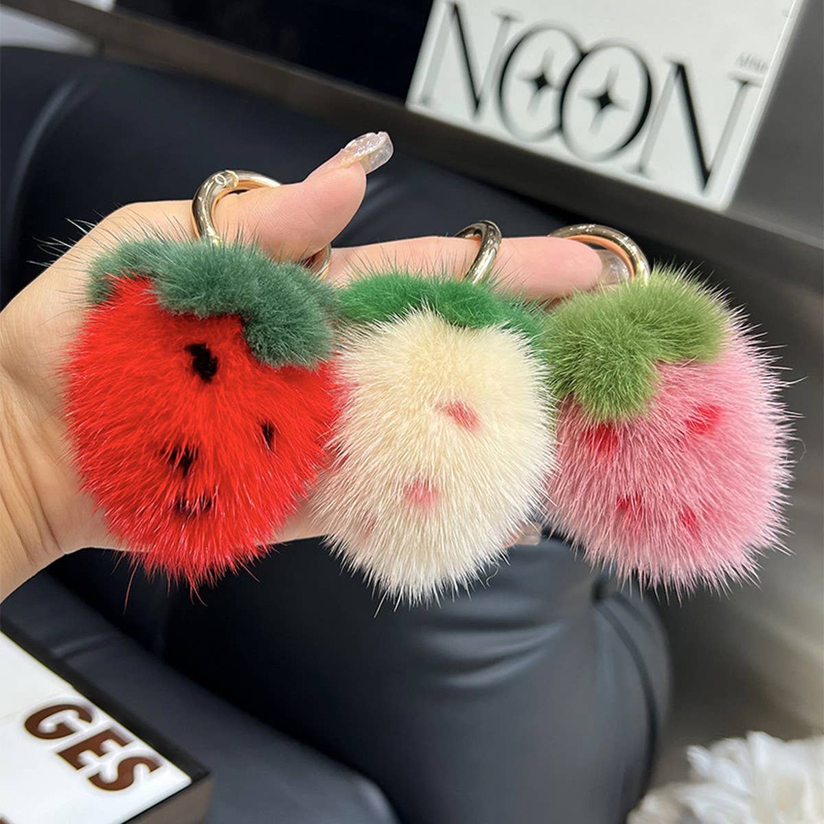 SMALL STRAWBERRY PLUSH BALL CAR KEYCHAIN PENDANT_CWMM2478