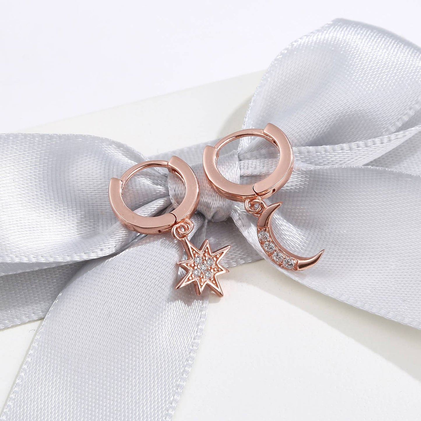 Asymmetric star-moon-ear diamond earrings