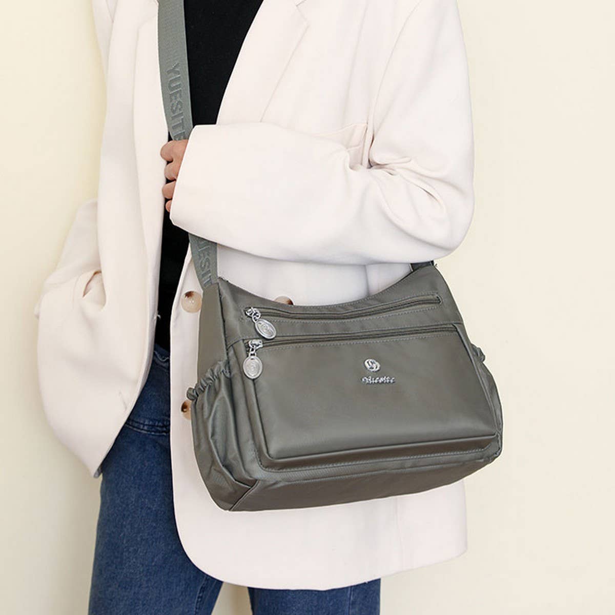 LIGHTWEIGHT WATER-REPELLENT NYLON SHOULDER BAG_CWAB3502