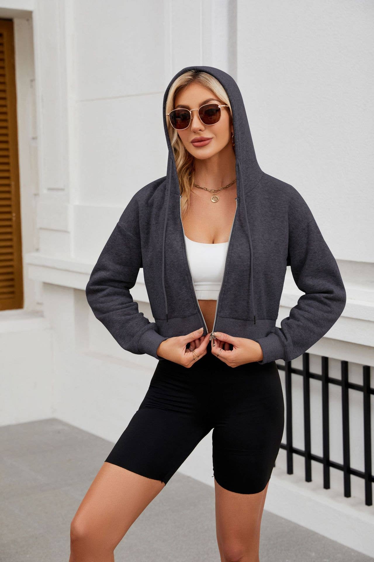 Short zippered long-sleeved hooded sweatshirt
