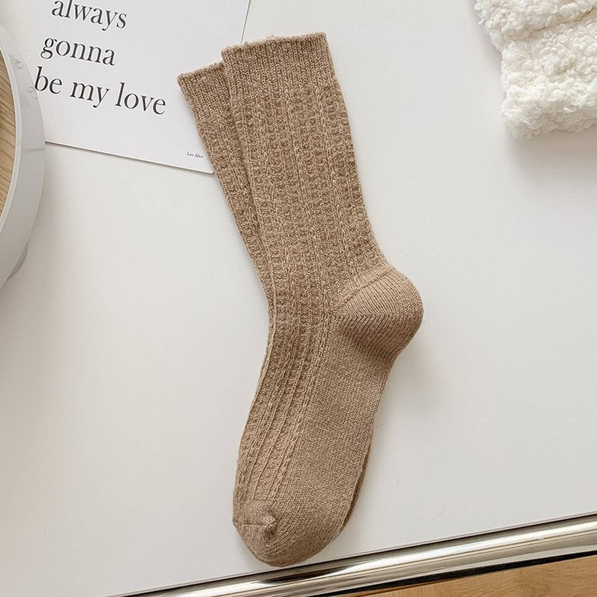 SIMPLE AND VERSATILE FASHIONABLE MID-CALF SOCKS