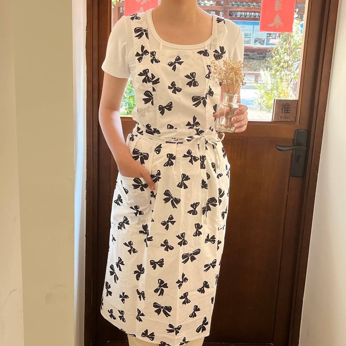 VEST BLACK AND WHITE BOW PRINT H-SHAPED APRON