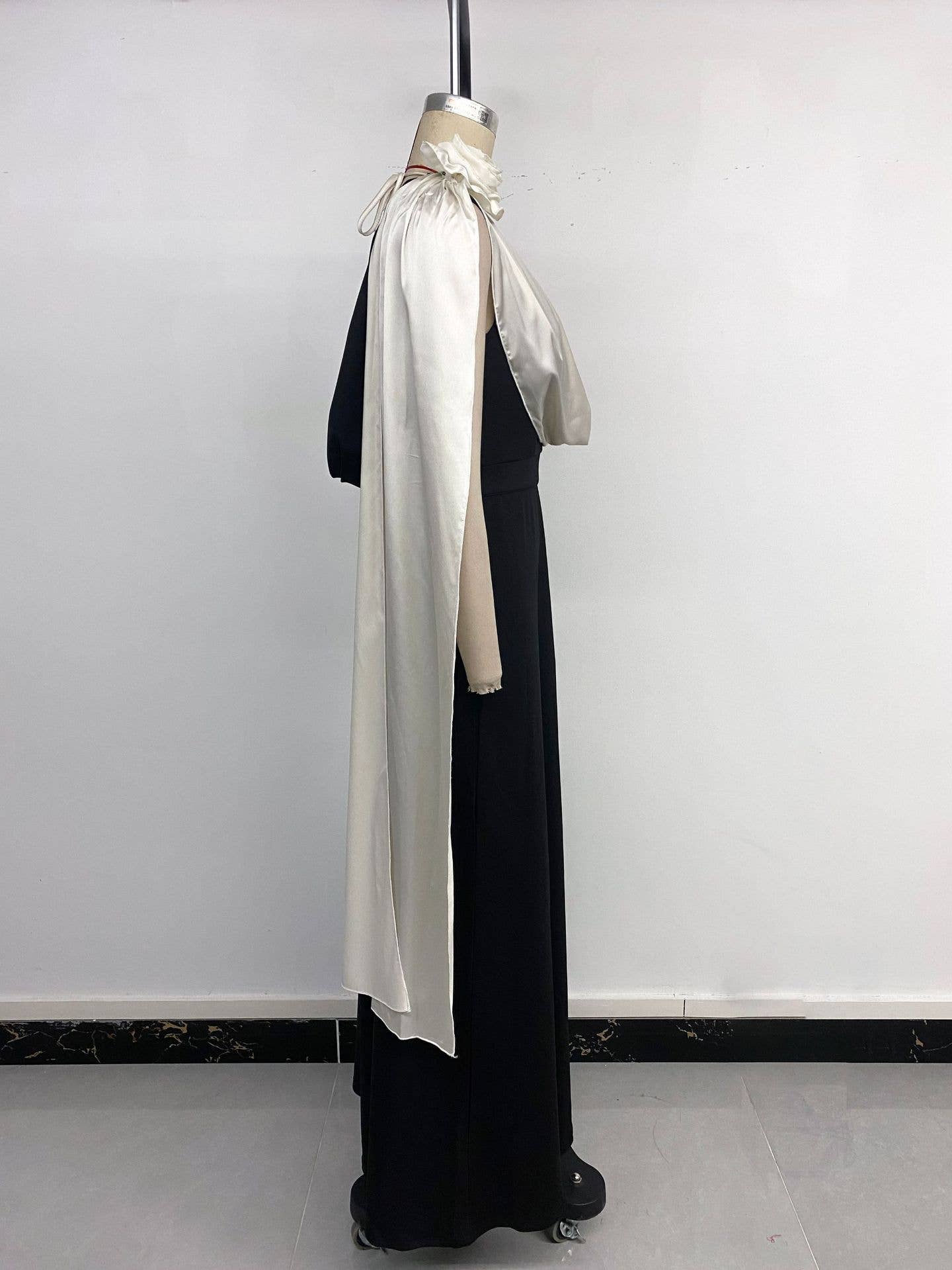 V-neck contrasting color sleeveless dress