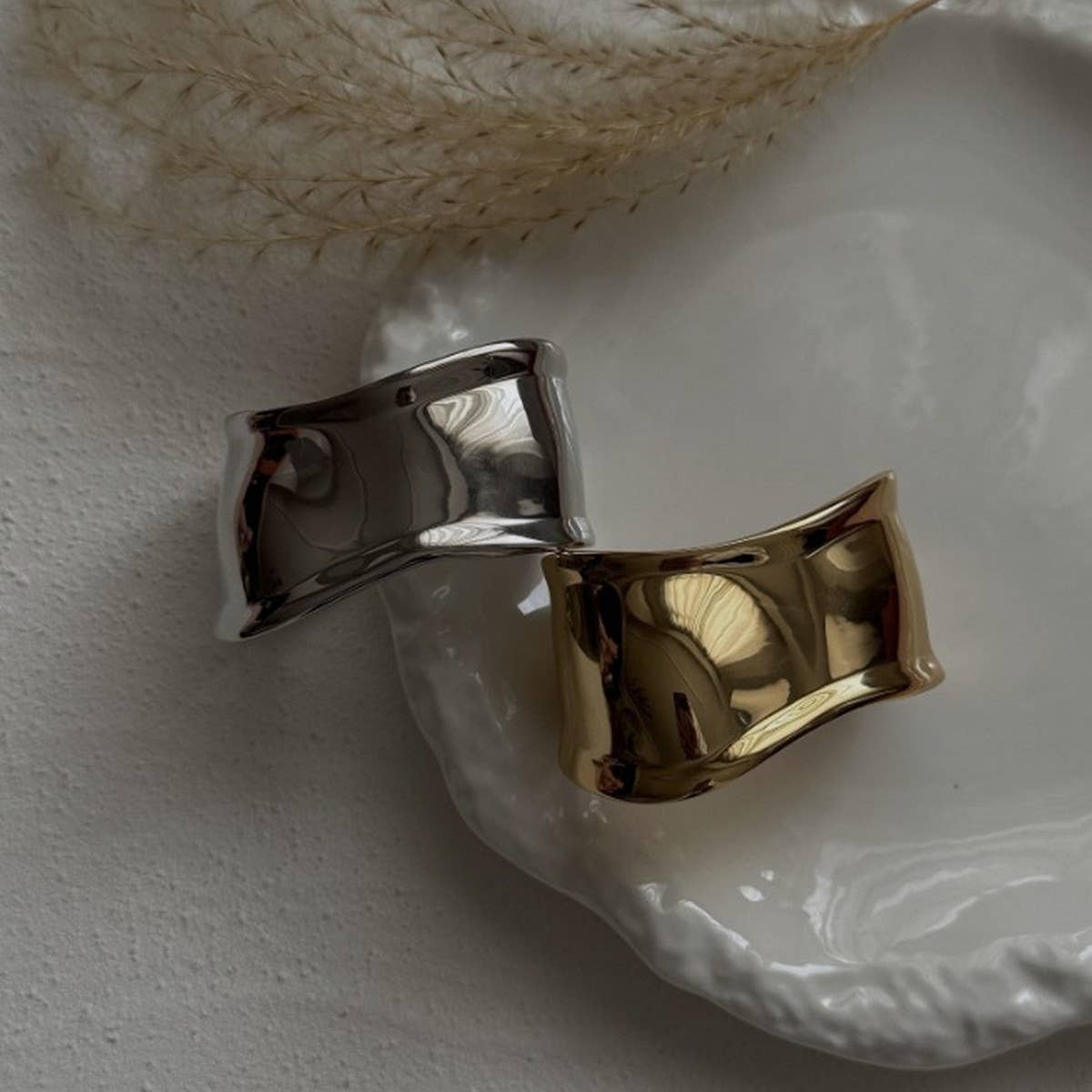 FASHIONABLE DESIGN OPEN SMOOTH BRACELET