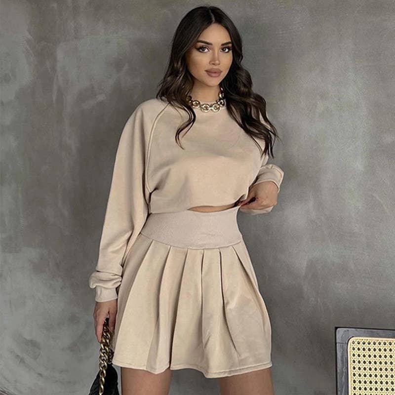 Long-sleeved sweatshirt and pleated skirt set