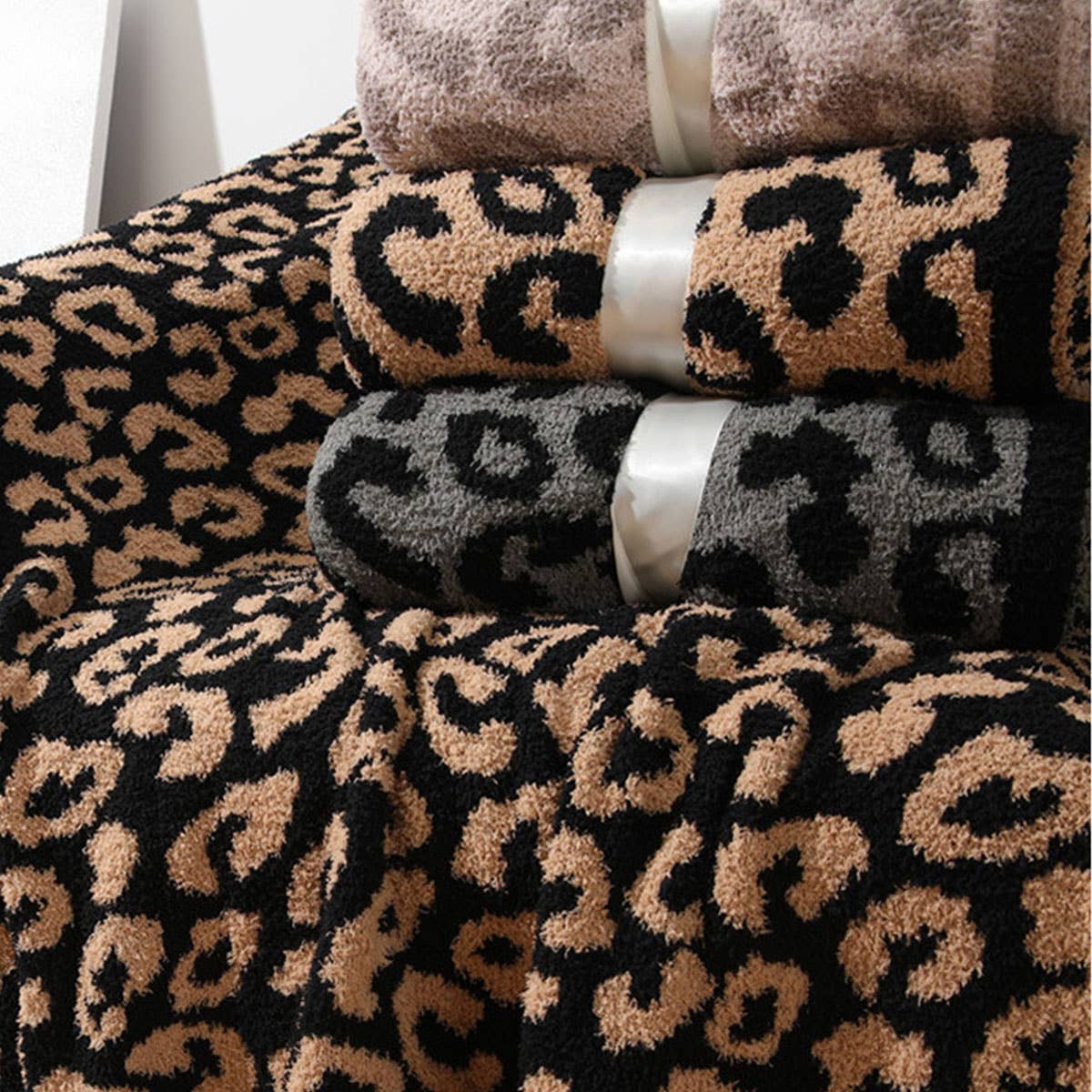 KNITTED LEOPARD PRINT LIGHTWEIGHT SOFA BLANKET