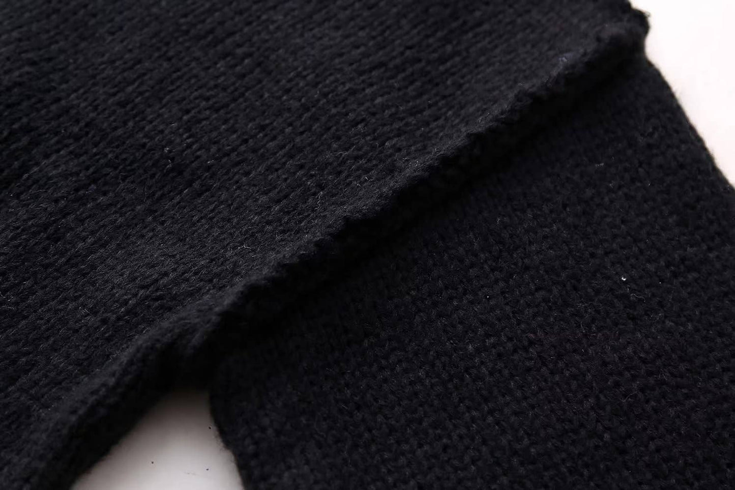 Simple and thin round-neck knitted sweater