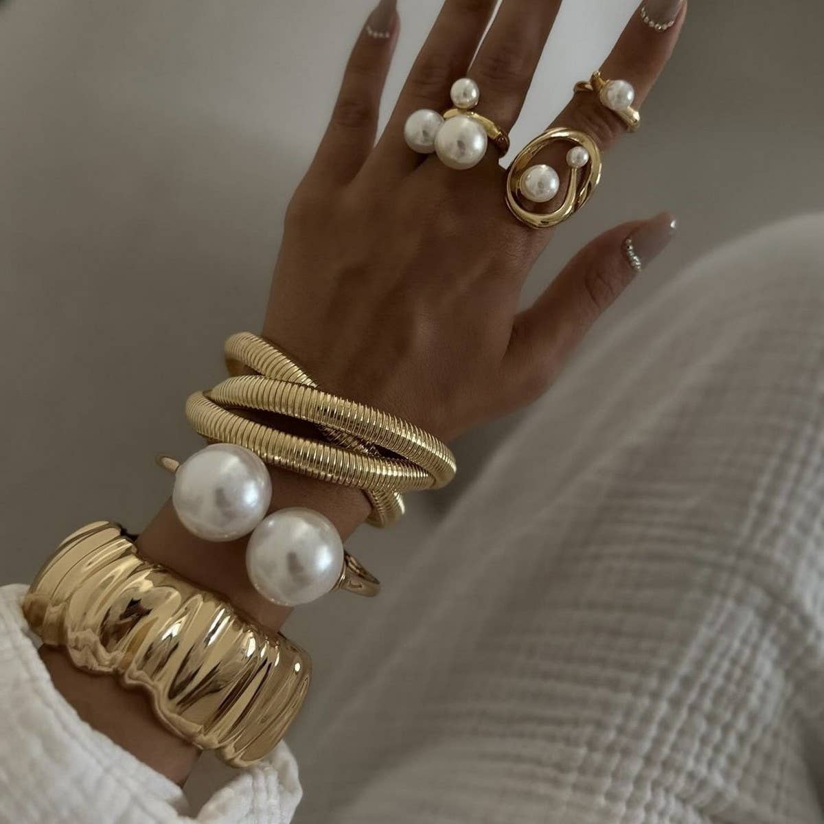 FASHIONABLE METALLIC SMOOTH SPRING BRACELET