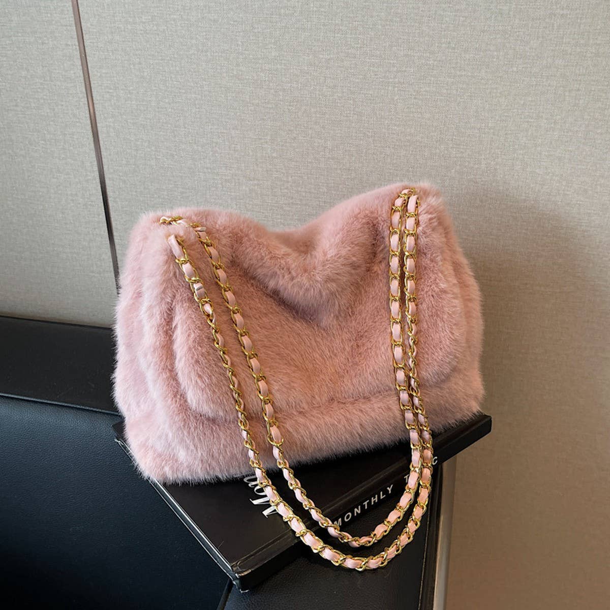 WINTER CHAIN LARGE CAPACITY SHOULDER PLUSH BAG_CWAB3938