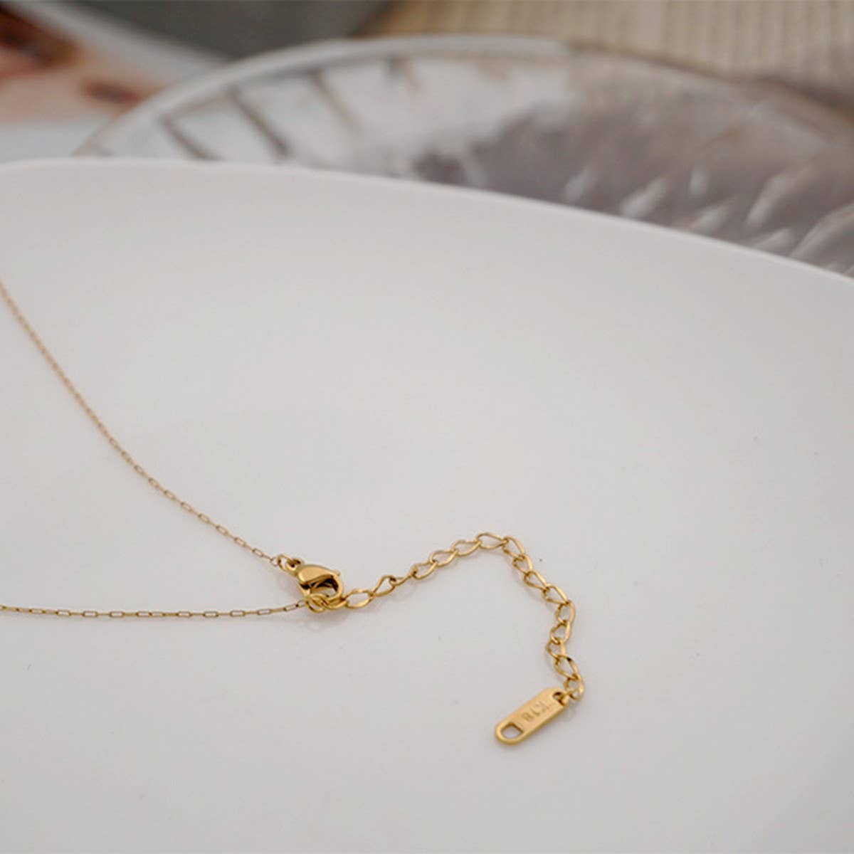 SMALL TEMPERAMENT PEARL CLAVICLE NECKLACE_CWAJE1669