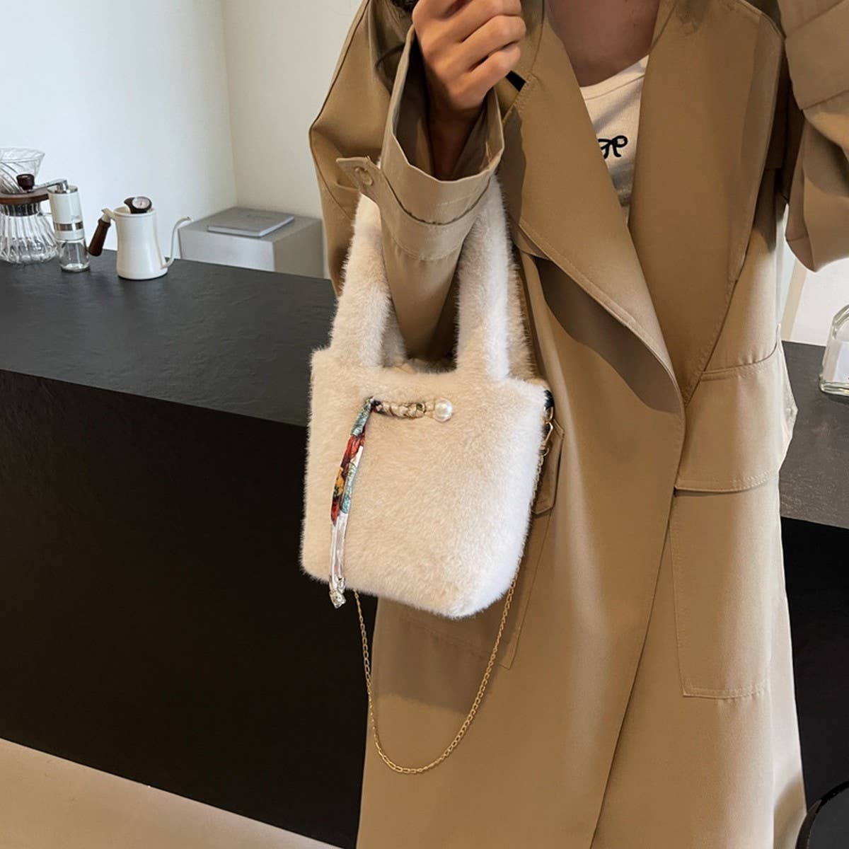 WINTER SHOULDER CROSSBODY PLUSH BUCKET BAG_CWAB3983