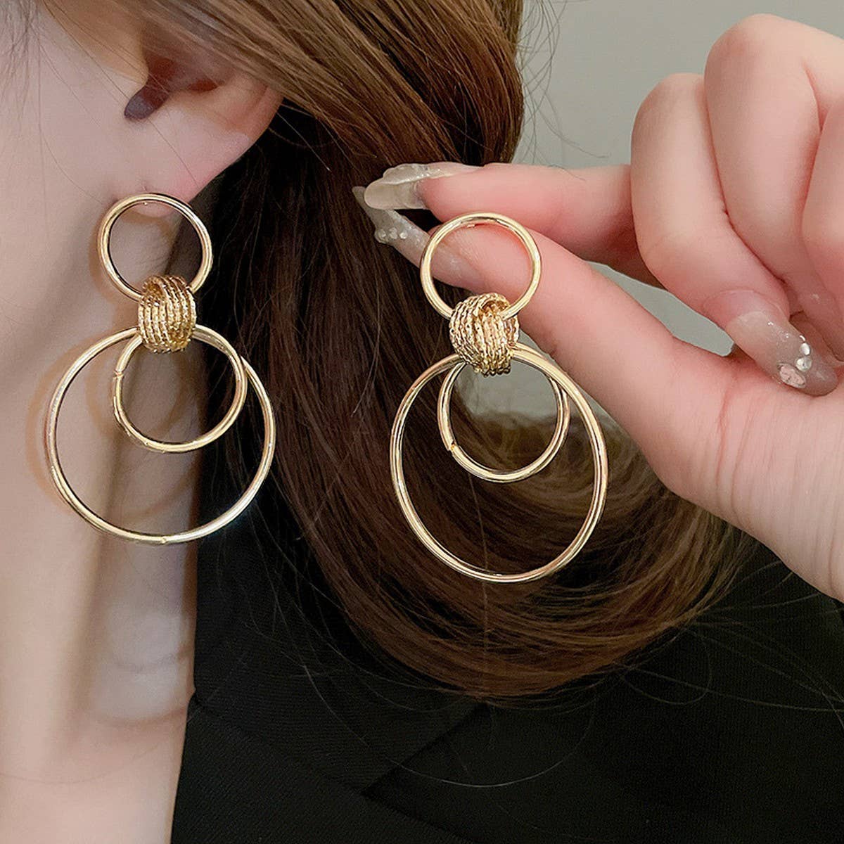 MINIMALIST GLOSSY CIRCULAR COMMUTING EARRINGS