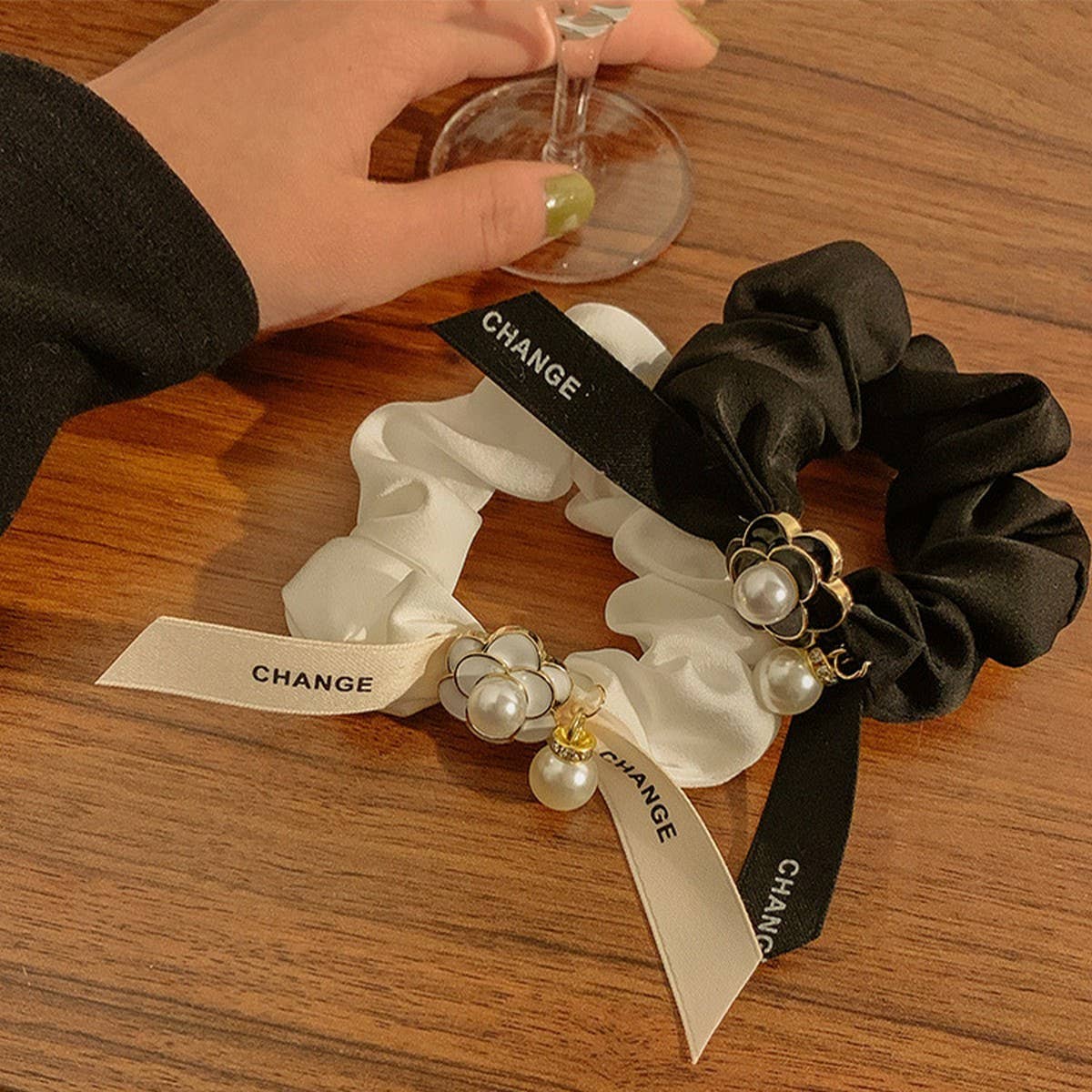 FRENCH TEMPERAMENT BOW HAIR SCRUNCHIES