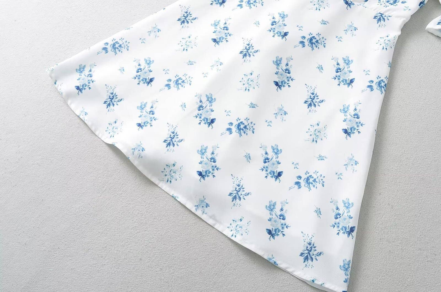 LACE-UP DRESS WITH PUFFY SLEEVES