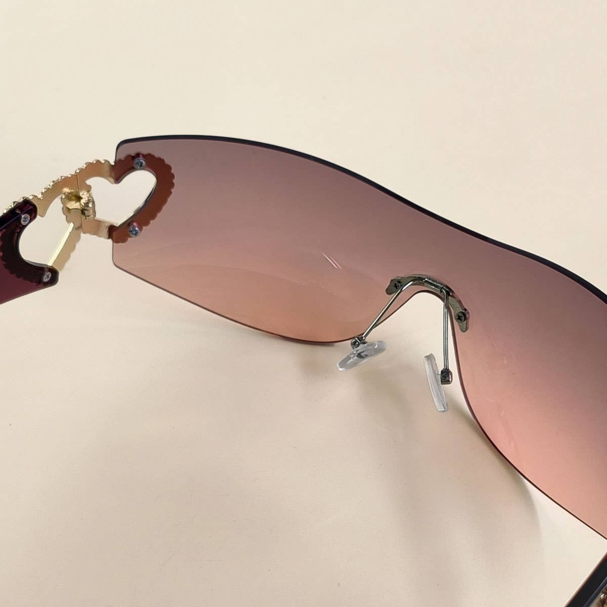 Y2K STYLE FRAMELESS ONE-PIECE HEART SUNGLASSES_CWASG0266