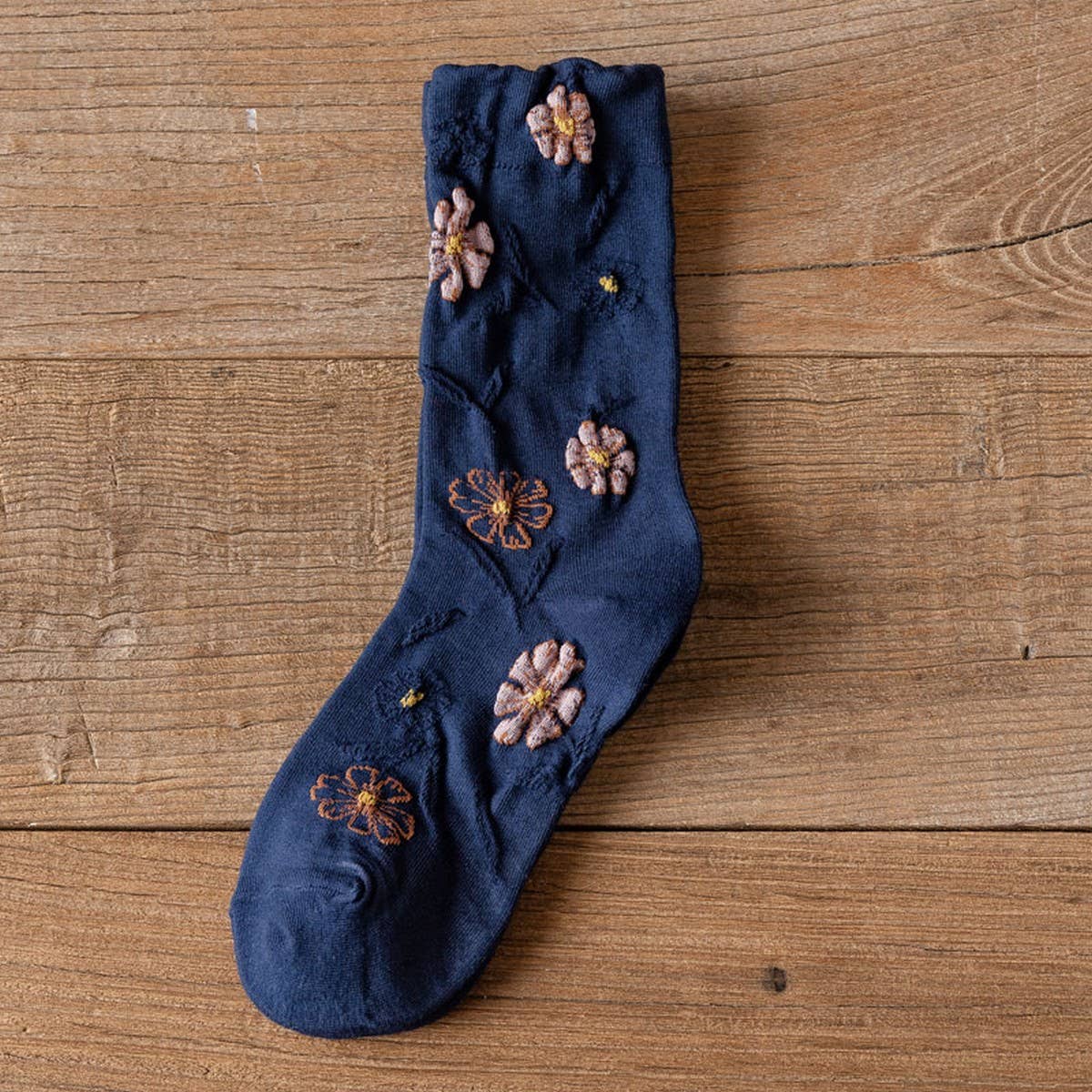 THREE-DIMENSIONAL RELIEF FLOWER MID-TUBE SOCKS