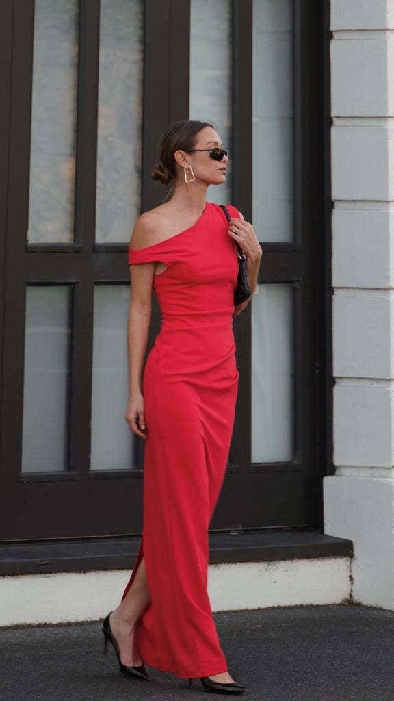 Sleeveless sheath dress with slit pleat back