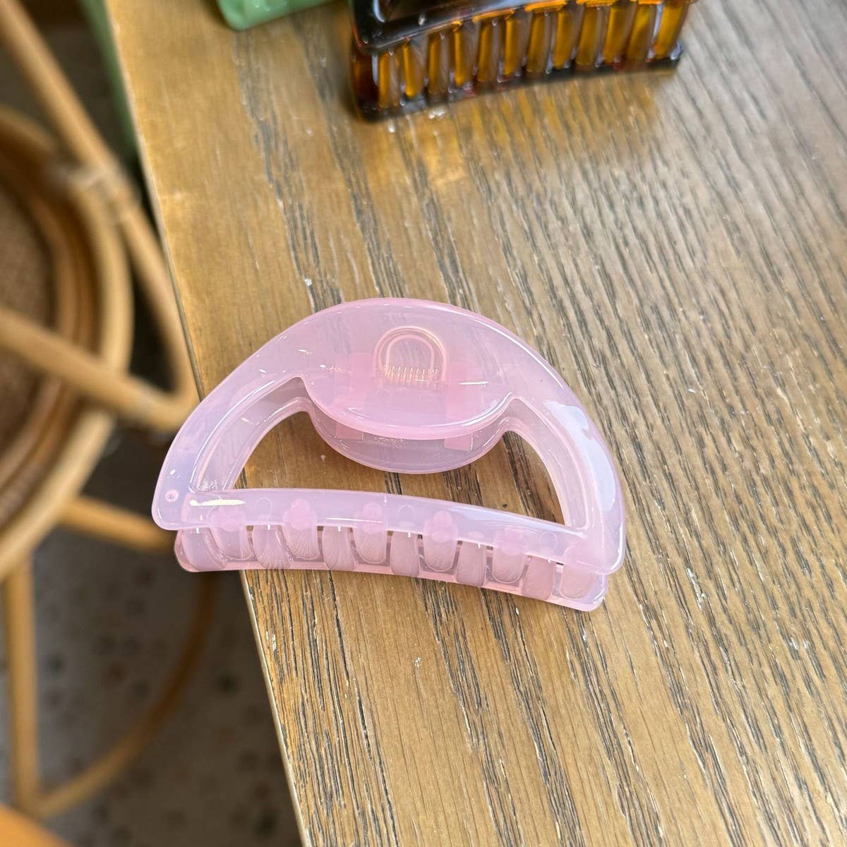 CWAHA4553_BUTTERFLY BUCKLE 7CM HOLLOW SEMICIRCLE HAIRPIN