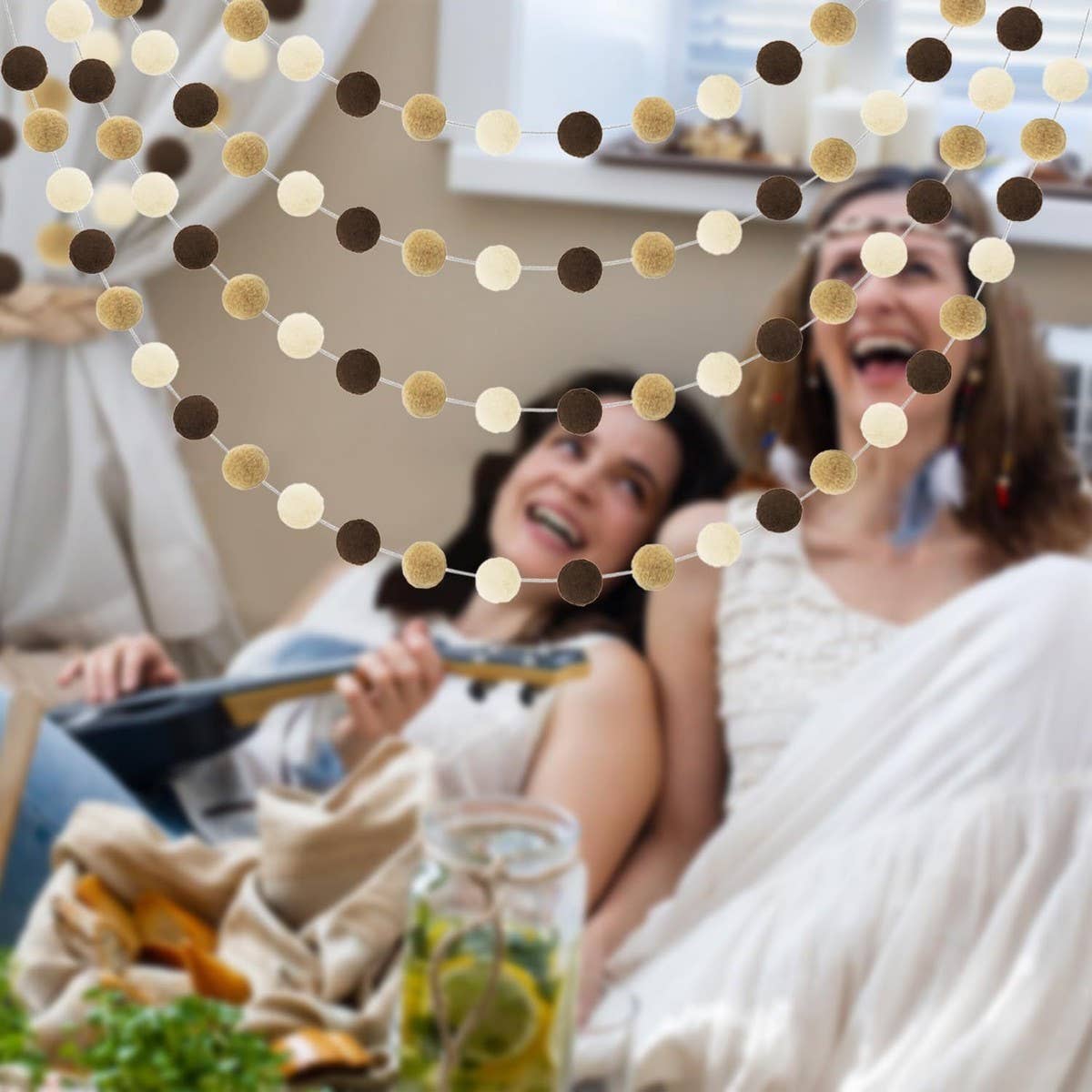 CWMM10235_MAILLARD FELT BALL GARLAND 24 POM POM DECOR